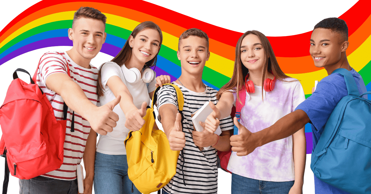 Grupo de cinco adolescentes diversos sonriendo y haciendo el gesto de pulgar arriba sobre un fondo con los colores de la bandera LGTBI+, representando la comunicación no violenta LGTBI+ y el bienestar escolar.